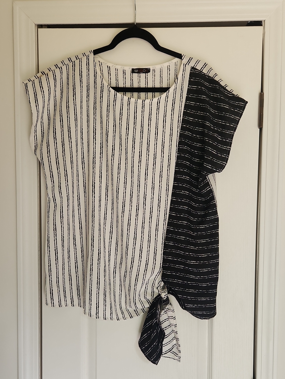 Two-Tone Striped Tie-Hem Women's Blouse - Black & White